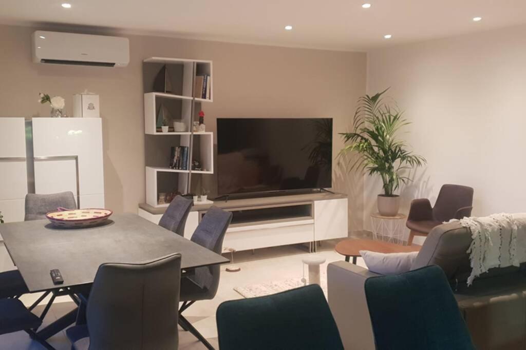 Apartment F3 Plein Centre - 300m De La Frejus